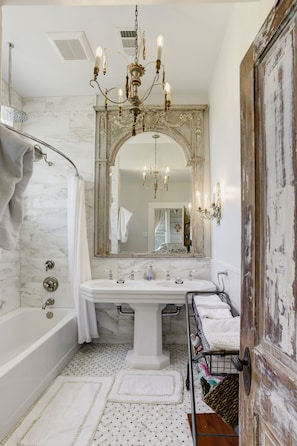 Ensemble baignoire-douche, séchoir à cheveux, serviettes fournies, savon