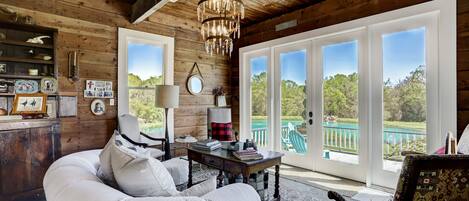 Smart-tv, ett bordtennisbord, böcker och en stereo