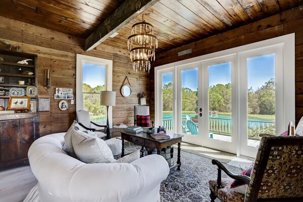 Smart TV, ping pong, books, stereo