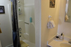 Baignoire, sèche-cheveux, serviettes fournies
