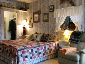 1 bedroom, iron/ironing board, free WiFi, bed sheets - Sunflower Room - Prescott Cabin Rentals (Prescott)