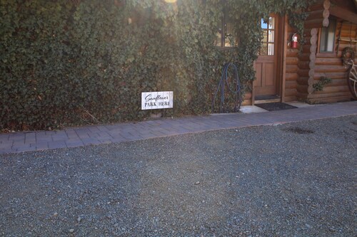 Sunflower Room - Prescott Cabin Rentals