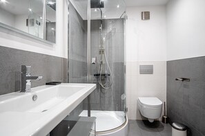 Ducha, secador de pelo, toallas y jabón