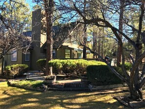 A residential building with a well-maintained garden, a visible staircase, and a large window. - Cottage Skyview - Prescott Cabin Rentals (Prescott)