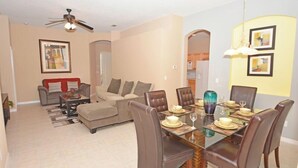 In-room dining - 3 Bed 2 Bath Pool Home In Highlands Reserve (Davenport)