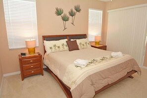 House | 3 bedrooms, desk, cribs/infant beds, travel crib
