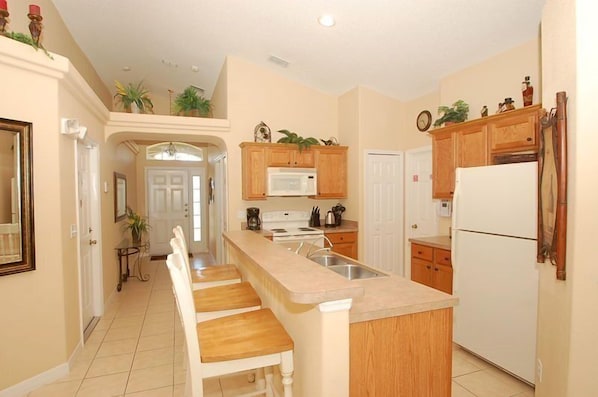 Casa | Cocina privada | Refrigerador, microondas, horno y parrilla de estufa