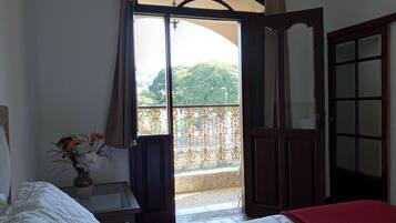 Minibar, free WiFi, bed sheets