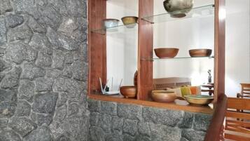 Chuveiro, secador de cabelo (mediante solicitação), toalhas de banho