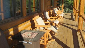 A wooden deck with lounge chairs and a fire pit. - Lone Pine Lodge - Prescott Cabin Rentals (Prescott)