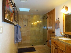 Badewanne, Haartrockner, Handtücher, Seife