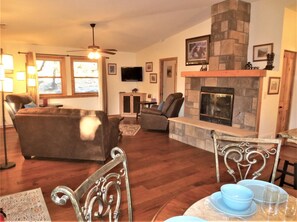 Una televisión, una chimenea