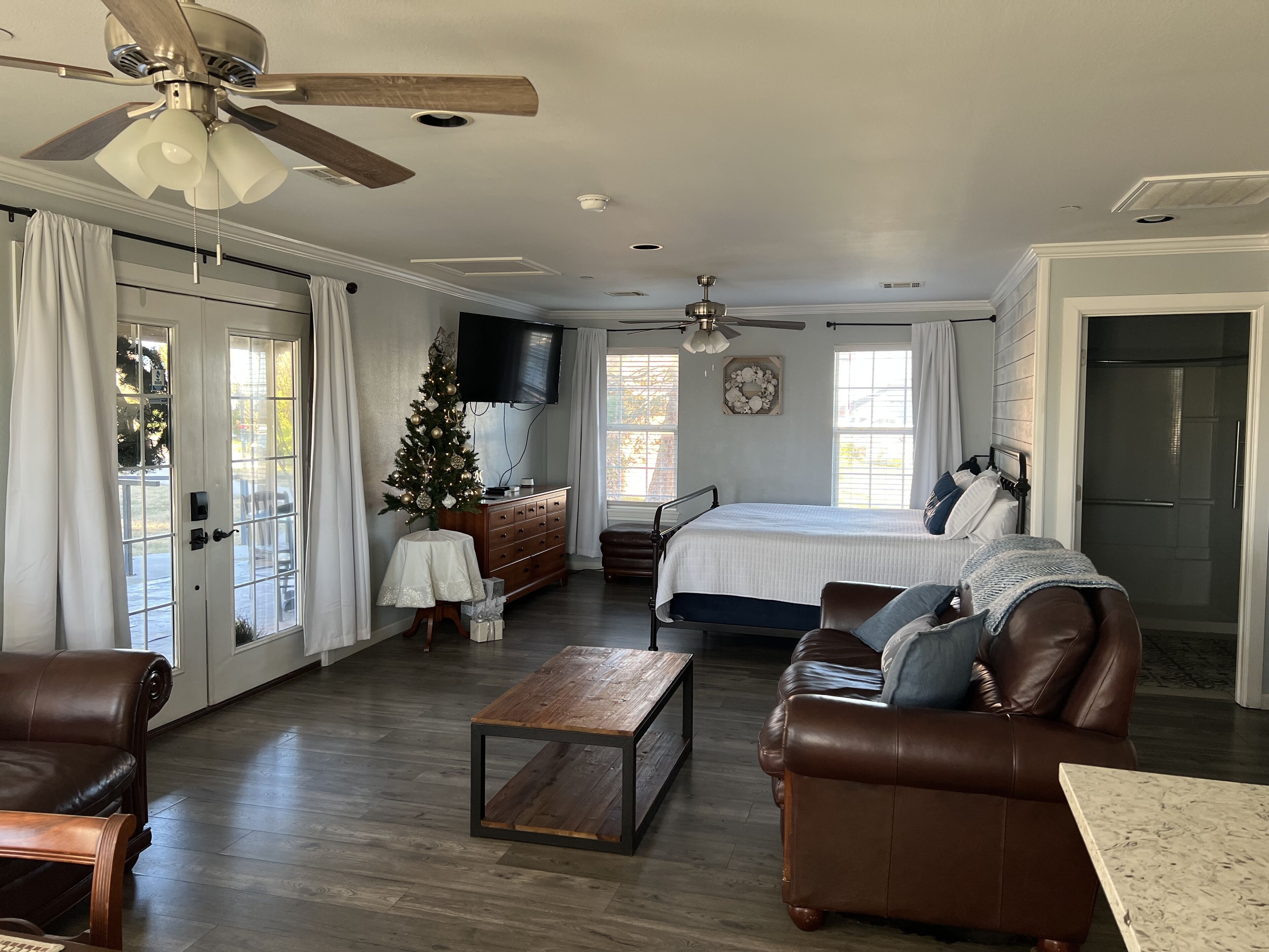 1 habitación, escritorio, tabla de planchar con plancha y cuna de viaje 