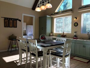 Dining - Scenic Pines - Prescott Cabin Rentals (Prescott)