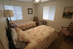 3 室のベッドルーム、アイロン / アイロン台、WiFi (無料)、ベッドシーツ