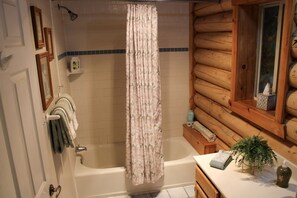 Tina, secadora de cabello, toallas 