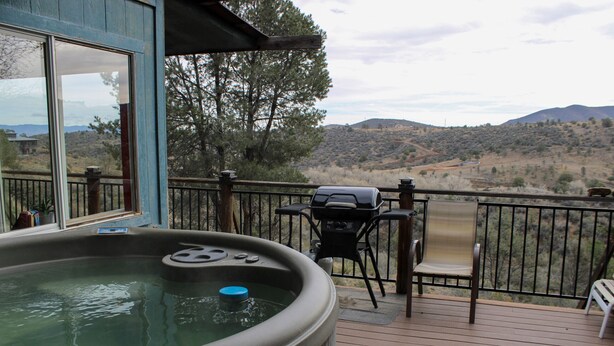 Outdoor spa tub - Liberty & Sunflower Suite - Prescott Cabin Rentals (Prescott)