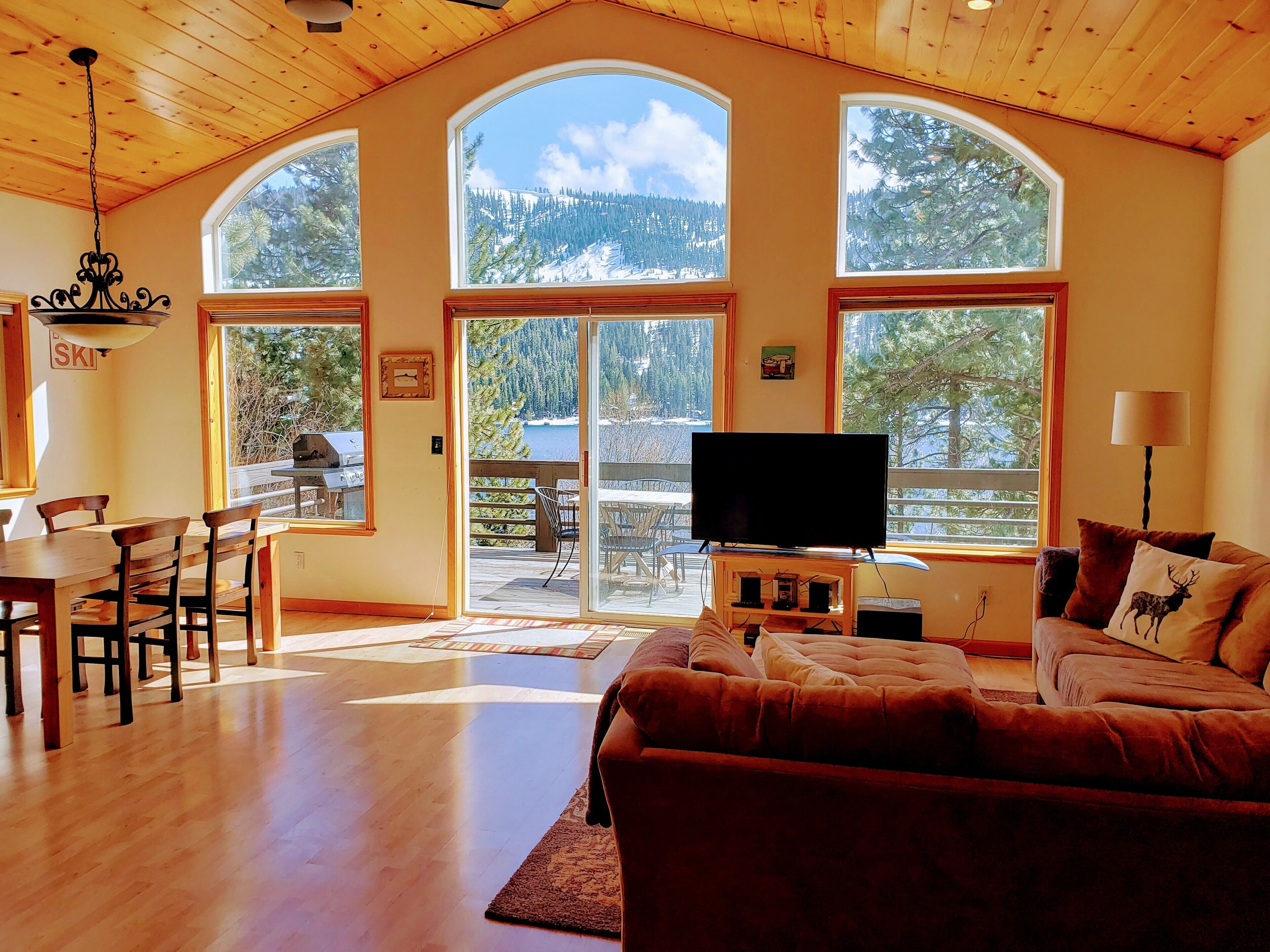 Donner Lake Cabin with LAKE VIEW, AC & DECK
