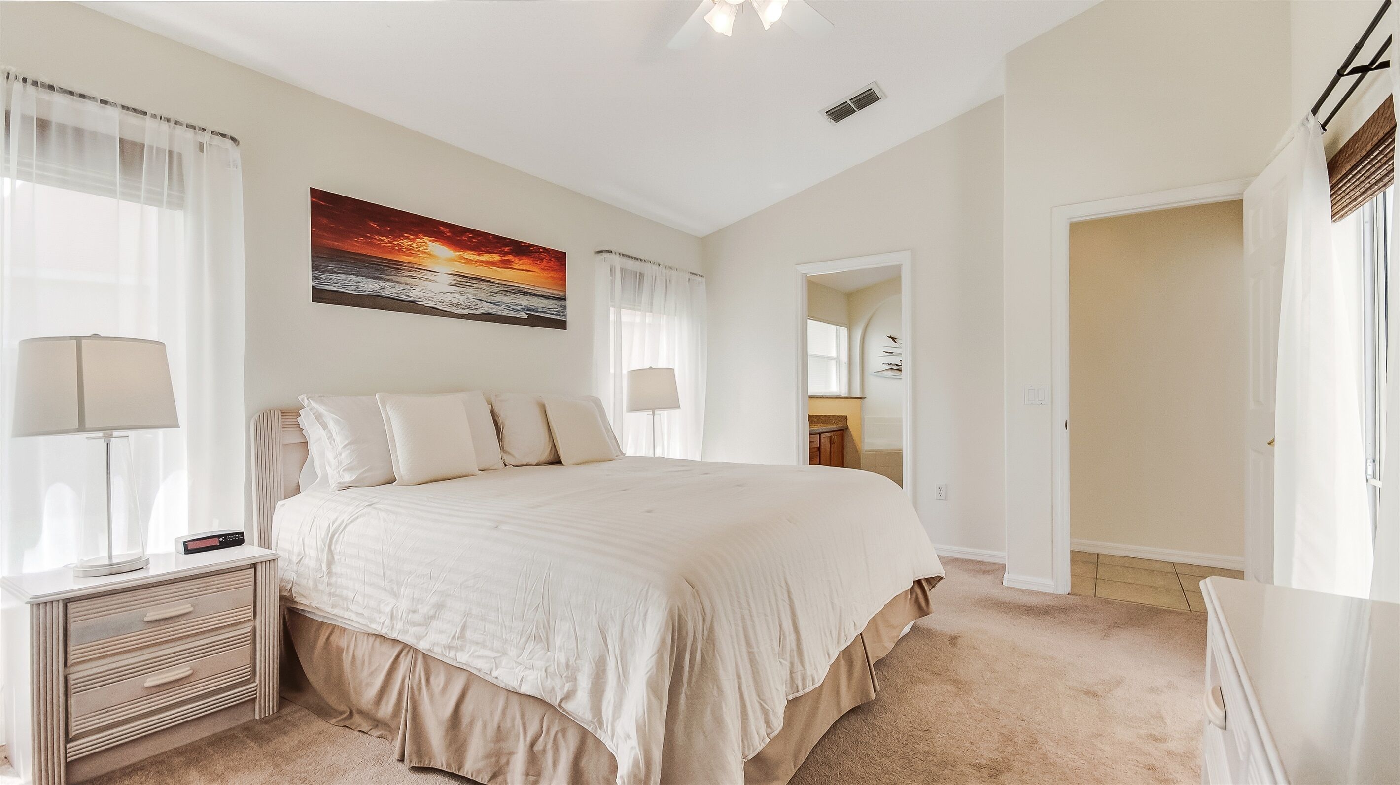 4 室のベッドルーム、デスク、アイロン / アイロン台、旅行用ベビーベッド