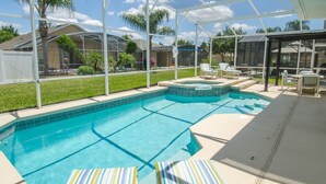 Een overdekt zwembad met ligbedden en een zone met jacuzzi's.