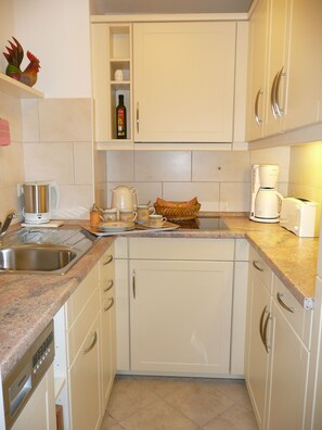 Fridge, microwave, stovetop, dishwasher