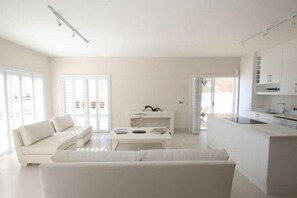 Apartament Deluxe, 3 dormitoris, cuina, vistes a l'oceà | Sala d'estar | Televisor de pantalla plana de 110 cm amb canals per satèl·lit 