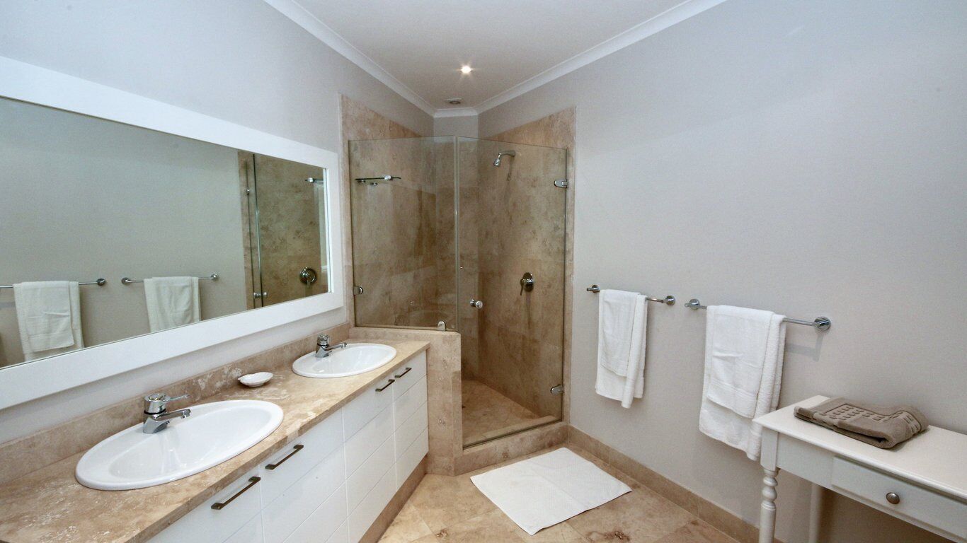 Deluxe Apartment, 3 Bedrooms, Kitchen, Ocean View | Bilik Mandi | Tab mandi dan pancuran berasingan, pengering rambut, tuala disediakan 