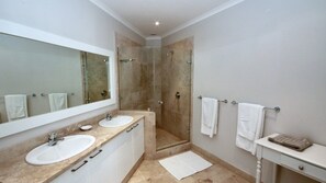 Deluxe Apartment, 3 Bedrooms, Kitchen, Ocean View | Bilik Mandi | Tab mandi dan pancuran berasingan, pengering rambut, tuala disediakan 
