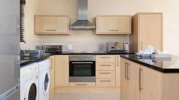 Basic Apartment, 1 Bedroom (Knightsbridge E404) | Private kitchen | Fridge, microwave, oven, stovetop