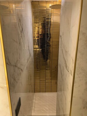 Douche, sèche-cheveux, serviettes fournies, savon