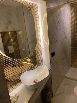 Shower, hair dryer, towels, soap - At the Chiavettieri Suite (Palermo)