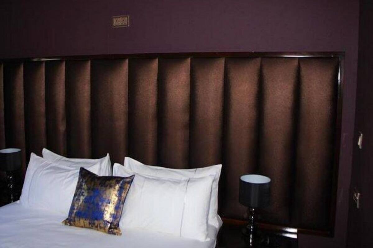 Soundproofing, free WiFi, bed sheets