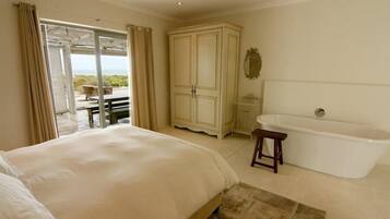 Standard House, 5 Bedrooms | Bathroom | Free toiletries, towels