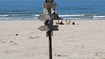 Plage à proximité, chaises longues