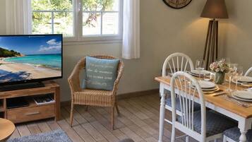 Télévision, table de tennis de table, livres