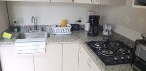 Refrigerador con freezer, microondas, horno, placa de cocina