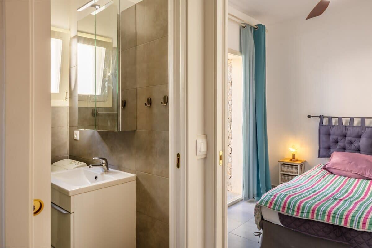 1 slaapkamer, een strijkplank/strijkijzer, wifi, beddengoed