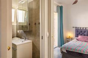 1 chambre, fer et planche Ă repasser, Wi-Fi gratuit, draps fournis