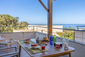Outdoor dining - Casa Mediterranio (Lumio)