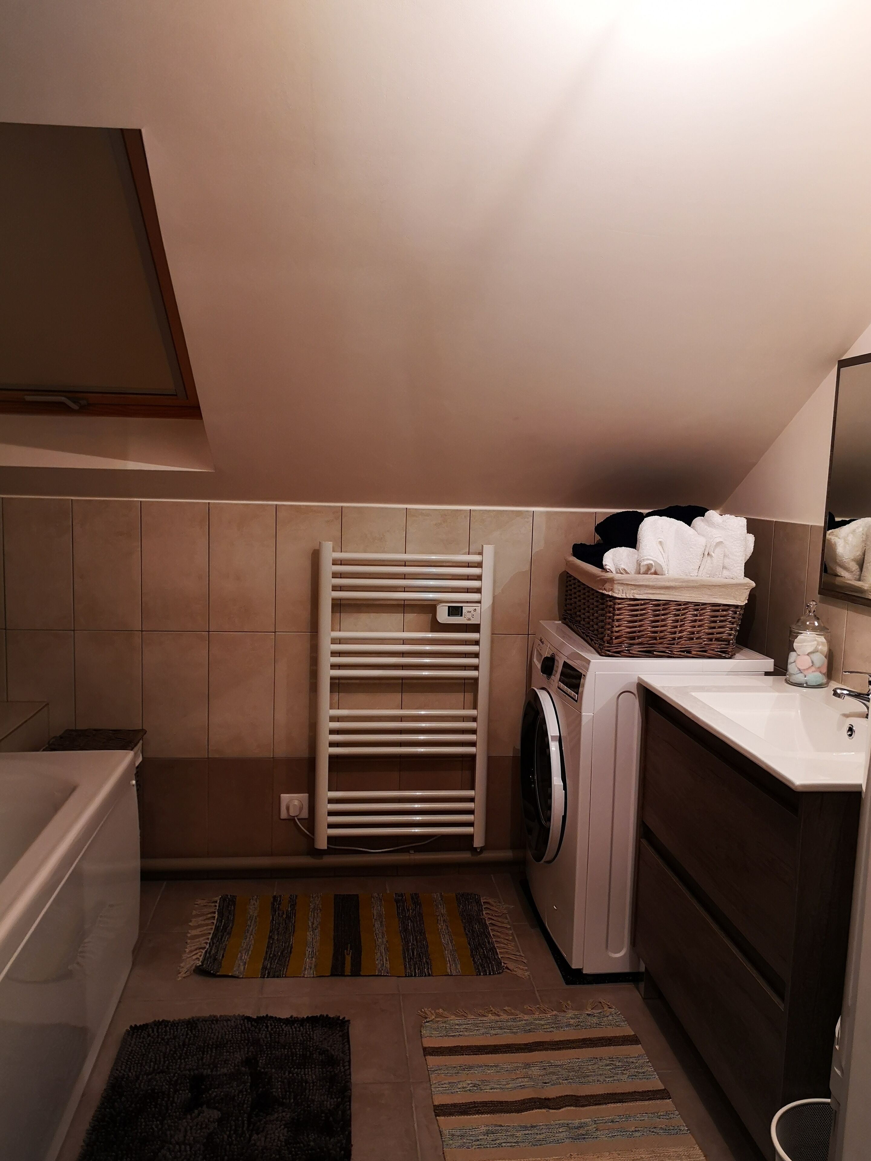 Baignoire, sèche-cheveux, serviettes fournies, savon