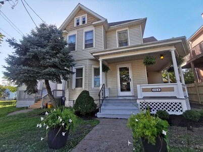 Prime location! 4 bedroom house located right next to the casino and the falls