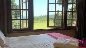 Hypo-allergenic bedding, iron/ironing board, free WiFi, bed sheets