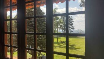 Deluxe Double Room | Hypo-allergenic bedding, iron/ironing board, free WiFi, bed sheets