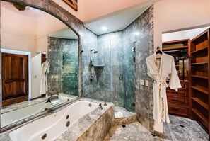 Bathtub, hair dryer, towels, shampoo - Luxury Villa directly on #1 Beach in Costa Rica (Playa Flamingo)
