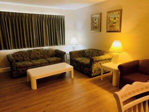 TV, offices - Big Beach View 2BR,Pool,Sm Dogs ok,H2-3 (Myrtle Beach)