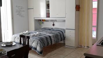 1 Schlafzimmer, Schreibtisch, schallisolierte Zimmer