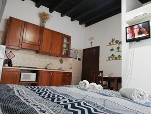 1 bedroom, desk, soundproofing, iron/ironing board - "La Casetta di Carmen" studio apartment in the historic center and 300m from the sea (Barletta)