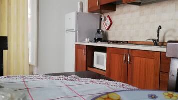 Réfrigérateur, micro-ondes, plaque de cuisson, cafetiÚre/bouilloire