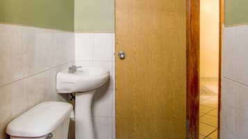 Habitación estándar | Baño | Regadera, amenidades de baño gratuitas, toallas, jabón