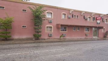 Vista frontal de la propiedad